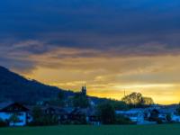 Dunkle Wolken mit Lichtlücke am Abendhimmel zum Sonnenuntergang